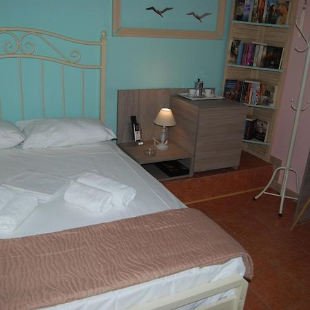 Luxury Traditional Room The Small Bookstore Kastro-Kyllini Экстерьер фото